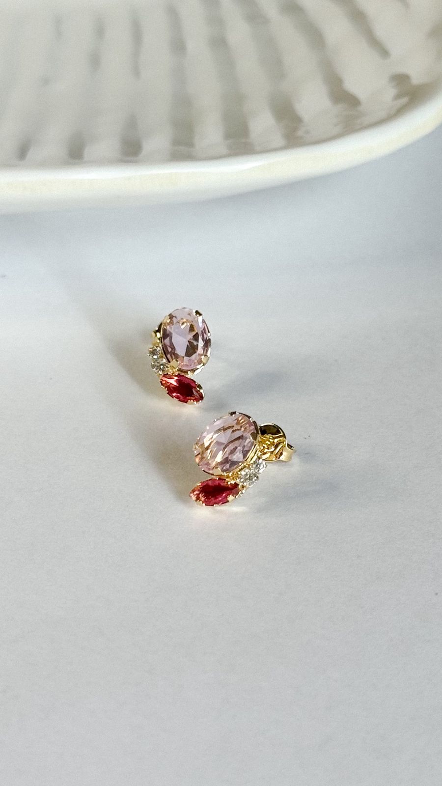 Brinco Dourado Oval Trio de Pedras