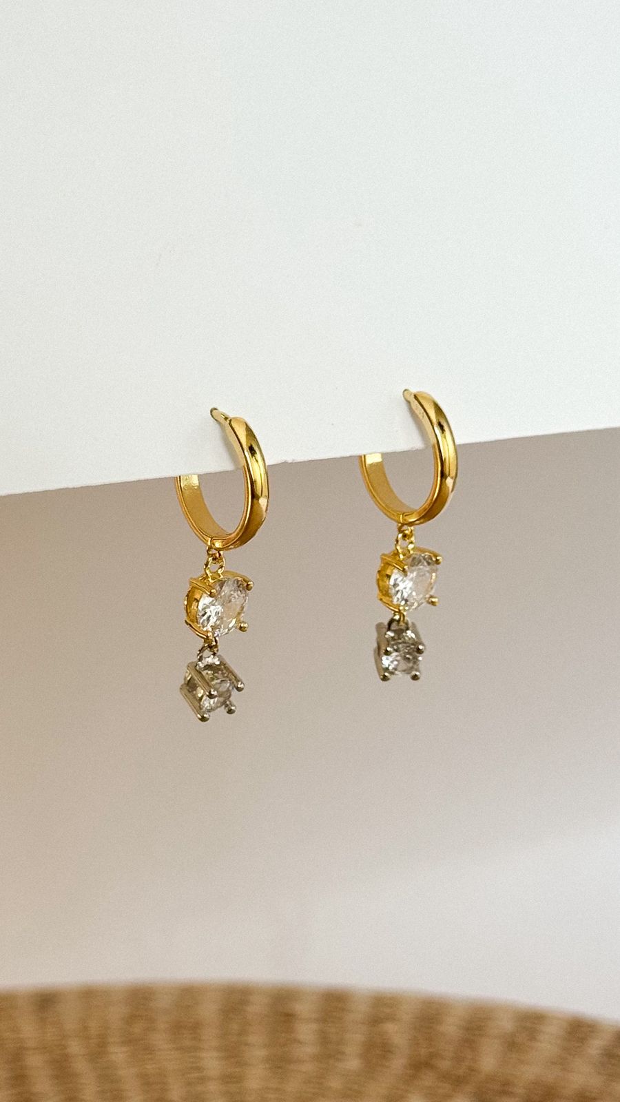 Par de argolas douradas com pedras