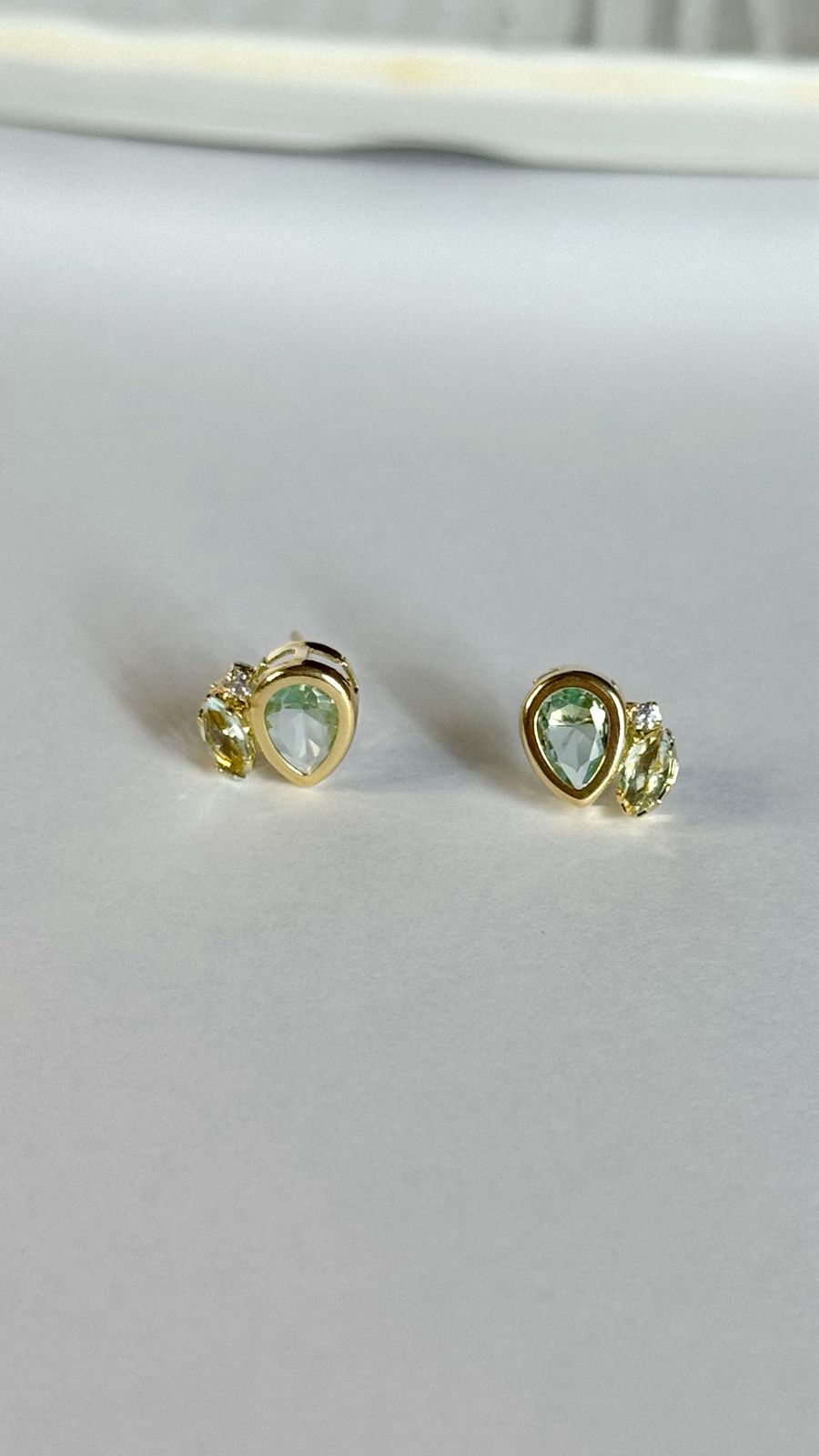 Brinco Dourado Gota Duo de Pedras Verde